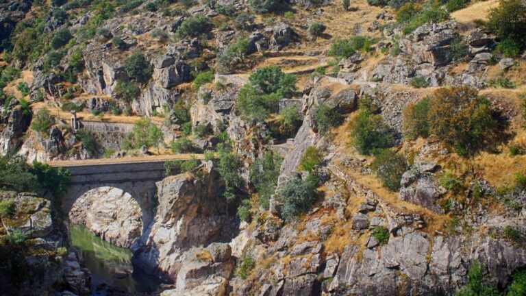 Una ruta de senderismo a solo una hora de Madrid: con vistas espectaculares a la presa más antigua de la región